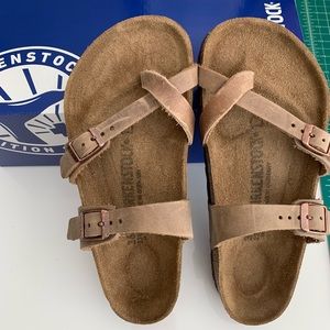 Women’s Size 6/36 Mayari Birkenstock shoes.